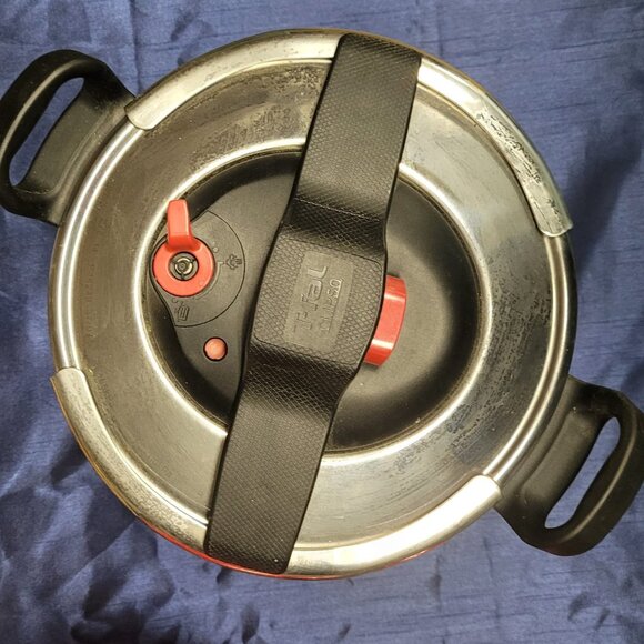 T-Fal Clipso Stainless Steel Pressure Cooker with Lid - Picture 8 of 10